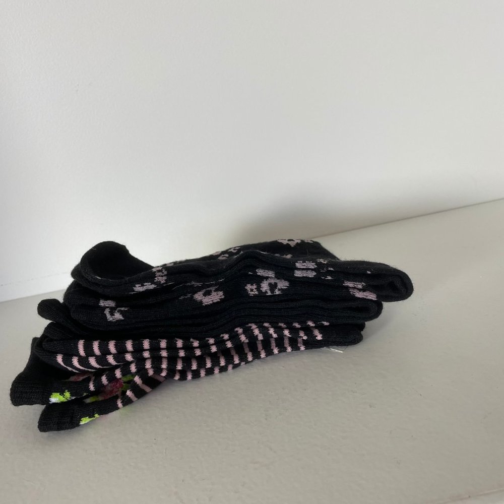 LAST CHANCE Crew Socks 3 Pair Black Pink Floral NWT Size 4-10 - Picture 3 of 4